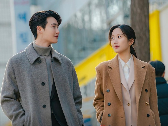 Lee Jong Suk dan Moon Ga Young dalam poster drama Korea Law and the City