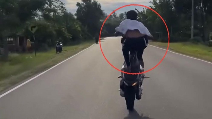 Remaja melakukan freestyle motor di depan Polsek Duampanua, Pinrang