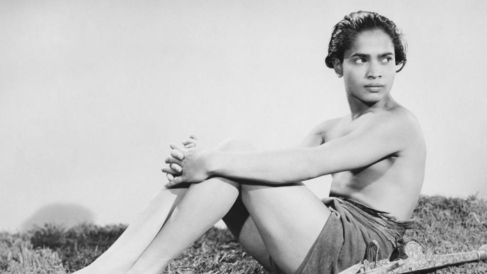 Sabu Dastagir bersama gajah di film Elephant Boy